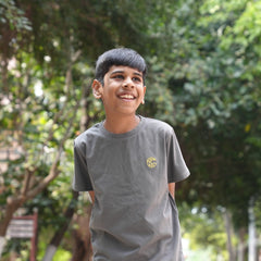 IRON GREY - UNISEX KIDS TSHIRTS – SUPER COMBED COTTON – PLANT DYED- ANTI MICROBIAL / ANTI BACTERIAL– ROUND NECK – HALF SLEEVE TSHIRT – DURABLE FOR ACTIVE AND EVERYDAY WEAR – 180gsm – PACK OF 1